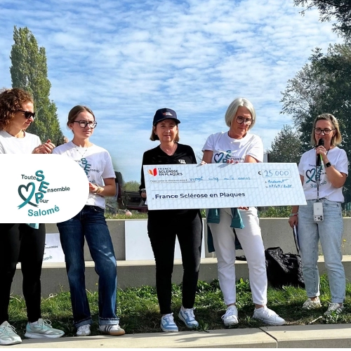 Toutes Ensemble Pour Salomé remet 25 000 € à France Sclérose en Plaques pour soutenir la recherche